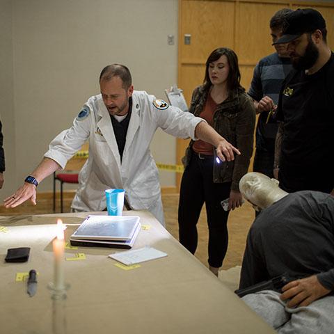 学生 investigate practice crime scene